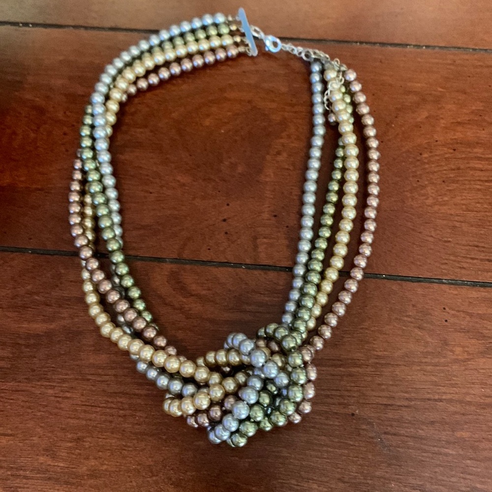 Multicolored strand faux pearl knitted necklace